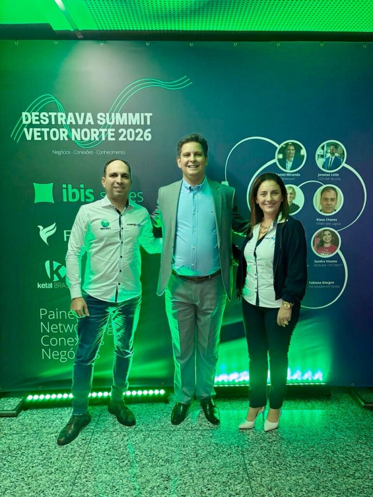 Mario Rabelo, Lídia Barreto, membros do Conselho Consultivo da Agência Novo Oeste, abraçados com advogado Dr. Guilherme Duarte, ao meio deles.