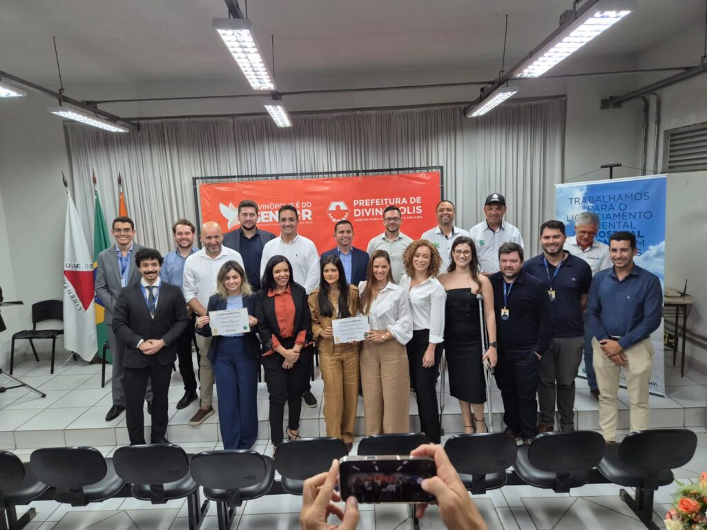 Participantes da Sessão de Entrega do Licenciamento Ambiental do CIMMVI, dentre eles a prefeita de Divinópolis Janete Aparecida