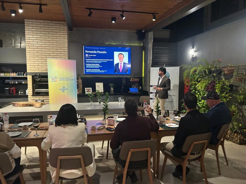 Fernando Passalio, na palestra do Projeto Atração de Investimentos, com alguns participantes sentados assistindo