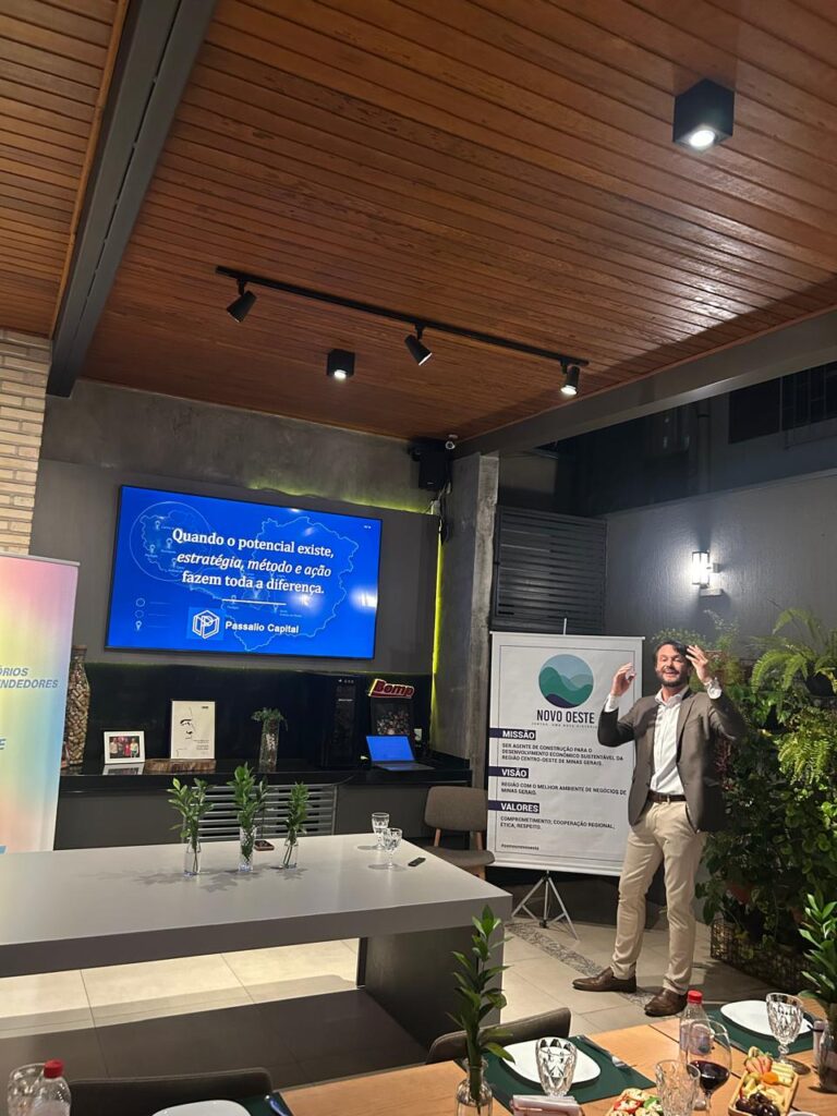 Fernando Passalio, na palestra do Projeto Atração de Investimentos, articulando com as mãos