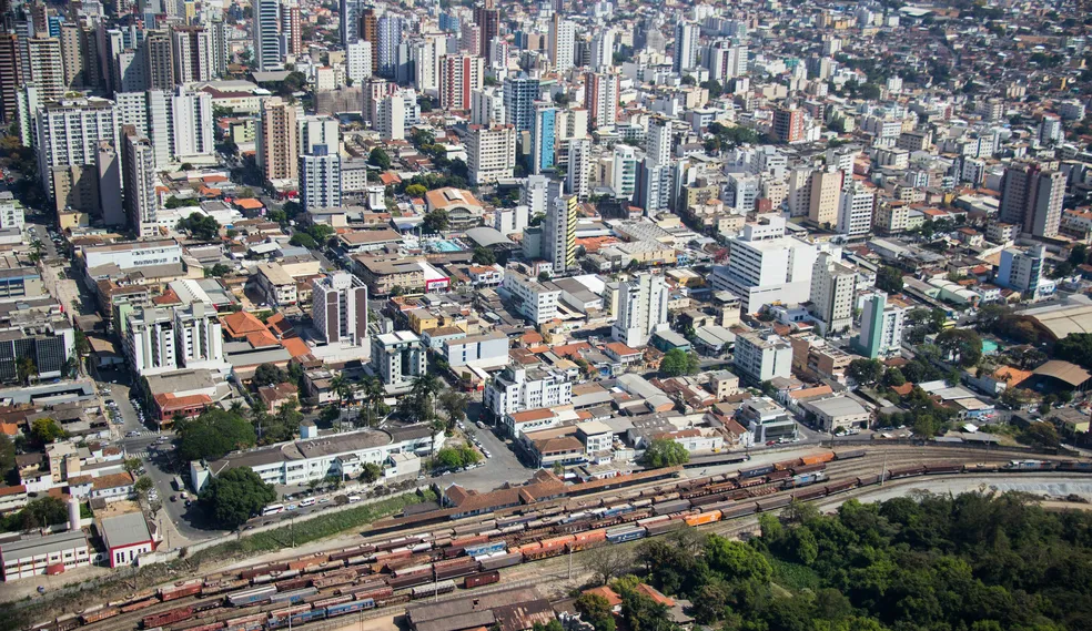 Vista aérea da cidade de Divinópolis, destacando o desenvolvimento urbano e como o Centro-Oeste de Minas atrai investimentos.